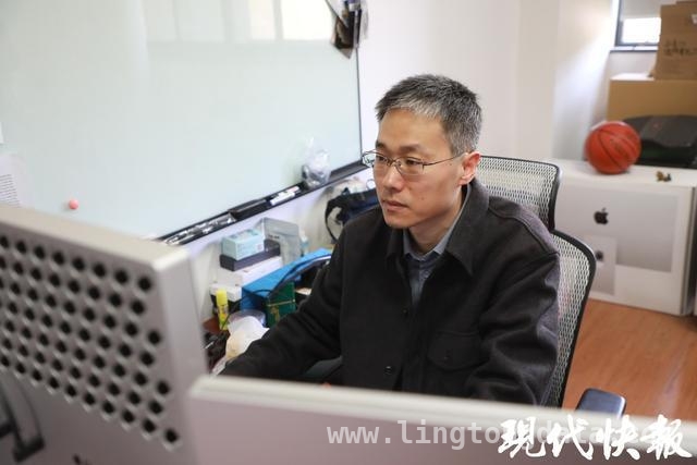 探索宇宙奥秘：王涛团队发现黑洞影响星系演化关键证据，南大团队重大发现：超大质量黑洞左右星系生死