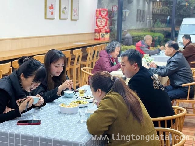 体验温馨邻里聚餐，漕河泾社区食堂“暖心家宴”不容错过