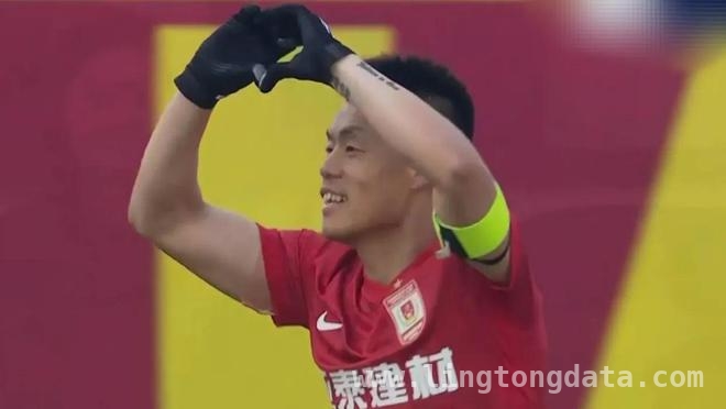 中超两冠王对决！长春亚泰与武汉三镇握手言和，长春亚泰与武汉三镇：降级区的一场焦灼之战