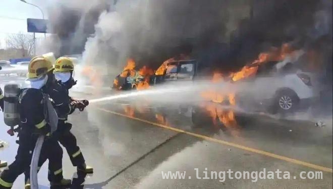 女子路口烧纸引发火灾，传统祈福需守文明规范！，女子烧纸祈福酿火灾，清明防火需警惕！