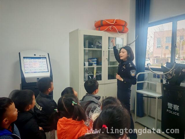 “木兰姐姐”团队再发力，“启智护未站”筑牢未成年人安全防线 警营开放日！大足“启智护未站”沉浸式安全教育引童声欢笑