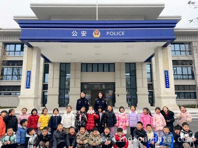 “木兰姐姐”团队再发力，“启智护未站”筑牢未成年人安全防线 警营开放日！大足“启智护未站”沉浸式安全教育引童声欢笑