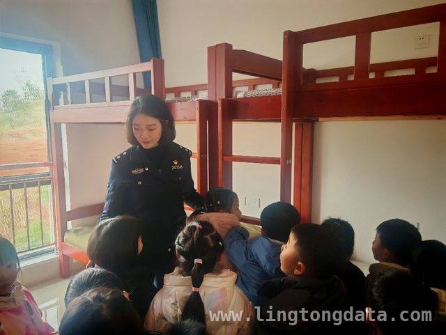 “木兰姐姐”团队再发力，“启智护未站”筑牢未成年人安全防线 警营开放日！大足“启智护未站”沉浸式安全教育引童声欢笑