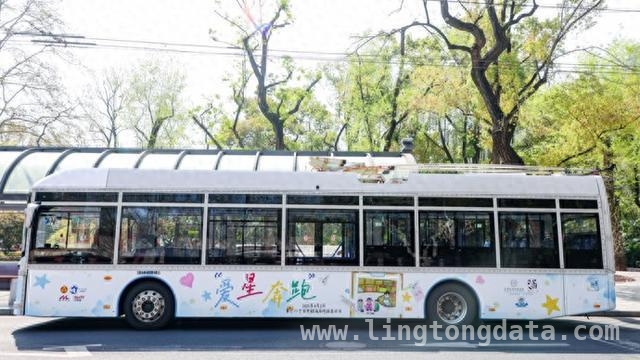 自闭症日倡导活动：上海公交变身流动展厅，传递温暖与关爱，公交彩绘+志愿讲解，“爱星奔跑”活动让城市对自闭症群体更包容