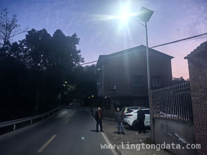 江津镇街照明改善：路灯人的默默奉献与成果，江津“路灯行动”：点亮城市“最后一公里”