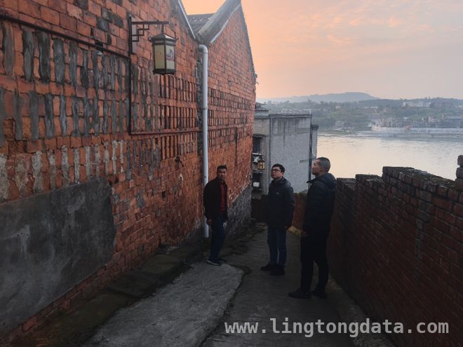 江津镇街照明改善：路灯人的默默奉献与成果，江津“路灯行动”：点亮城市“最后一公里”