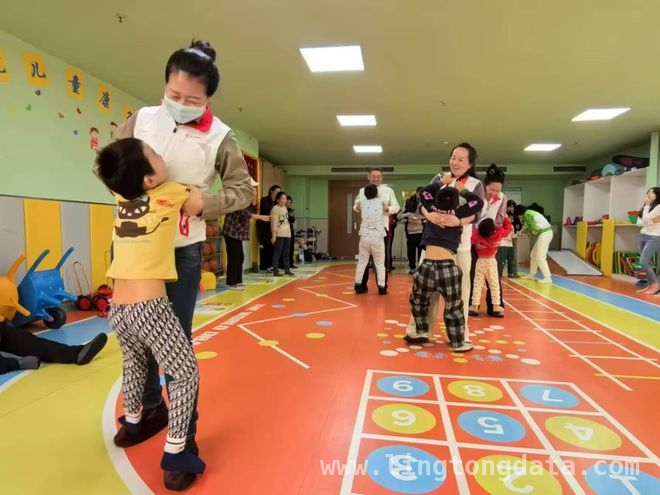百年人寿威海中支在世界孤独症日为“星童”送暖，“百年星辰计划”：照亮孤独症儿童前行路