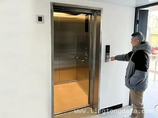 翔泰苑：公租房加梯工程持续推进，24台电梯开启便利新篇章，闵行公租房加梯再突破，24台电梯便捷居民生活