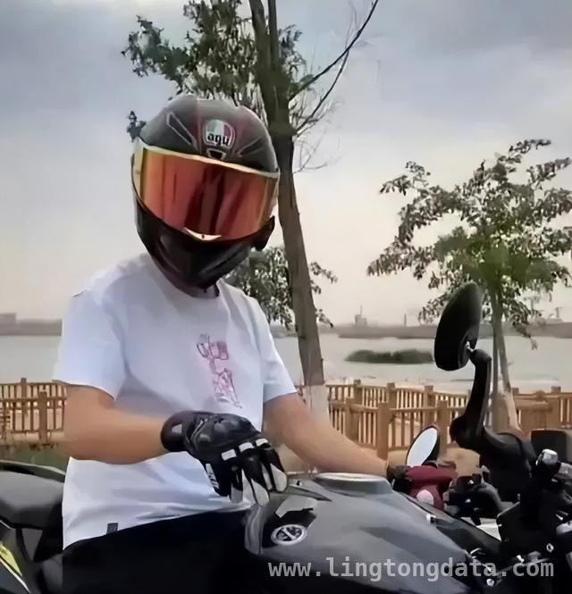 聚焦22岁女骑手悲剧：认识大车盲区，守护出行安全，22岁女骑手不幸离世，大车盲区隐患引关注