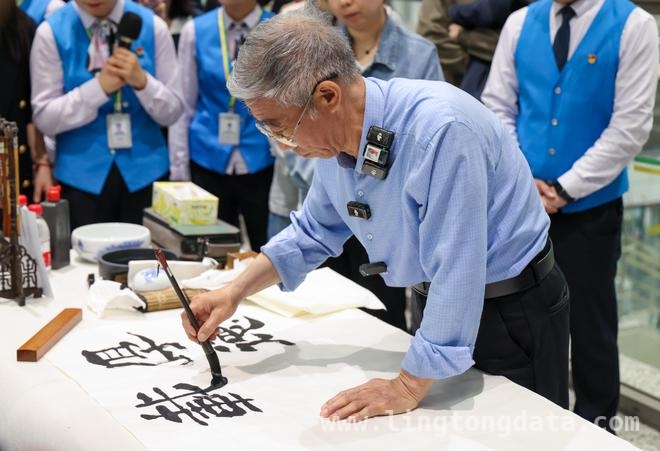 深圳地铁10号线，圆76岁“山西姥爷”书法梦 “山西姥爷”赴深圆梦，深圳温度暖人心扉