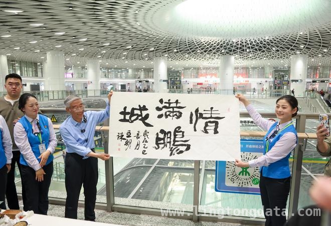 深圳地铁10号线，圆76岁“山西姥爷”书法梦 “山西姥爷”赴深圆梦，深圳温度暖人心扉