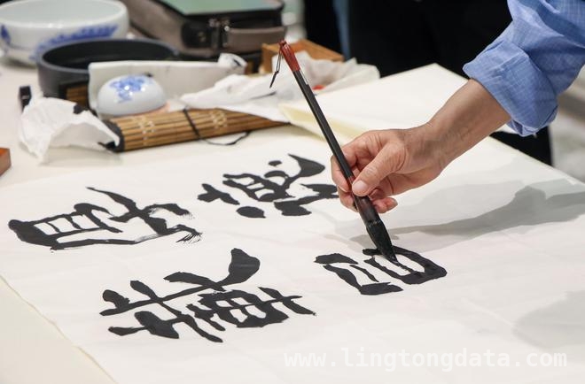 深圳地铁10号线，圆76岁“山西姥爷”书法梦 “山西姥爷”赴深圆梦，深圳温度暖人心扉