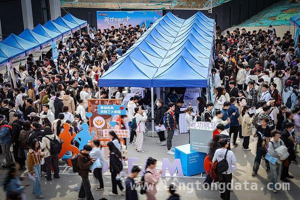 别让“婚育门槛”挡住女性职场之路 消除职场婚育乱象，为女性求职撑起保护伞
