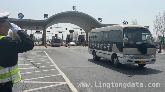 英雄李梦豪烈士骨灰安葬，三百人送别英雄壮举