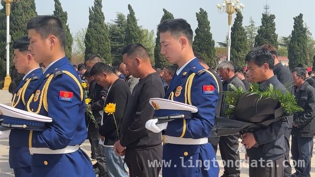 英雄李梦豪烈士骨灰安葬，三百人送别英雄壮举