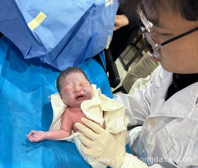 铁路站台上的生命接力：孕妇顺利产子背后的故事