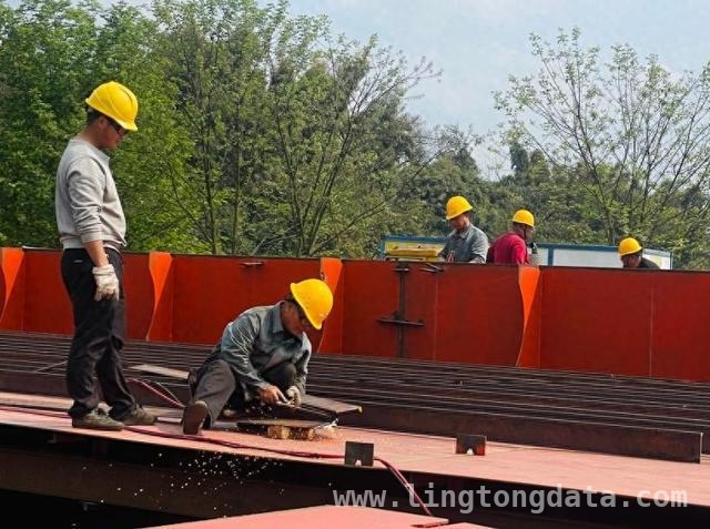 泸州：绿色航运崛起，LNG集散两用船开工，泸州首艘LNG集散两用船开工，引领长江绿色航运新潮流