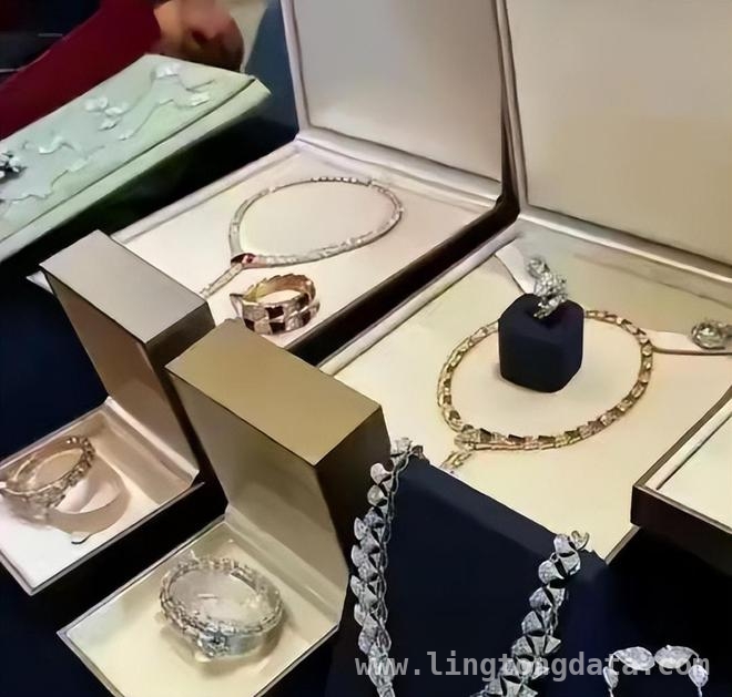 大S离世两月珠宝售卖传闻引徐家愤怒回击，大S离世后风波不断，珠宝售卖谣言刺痛徐家心