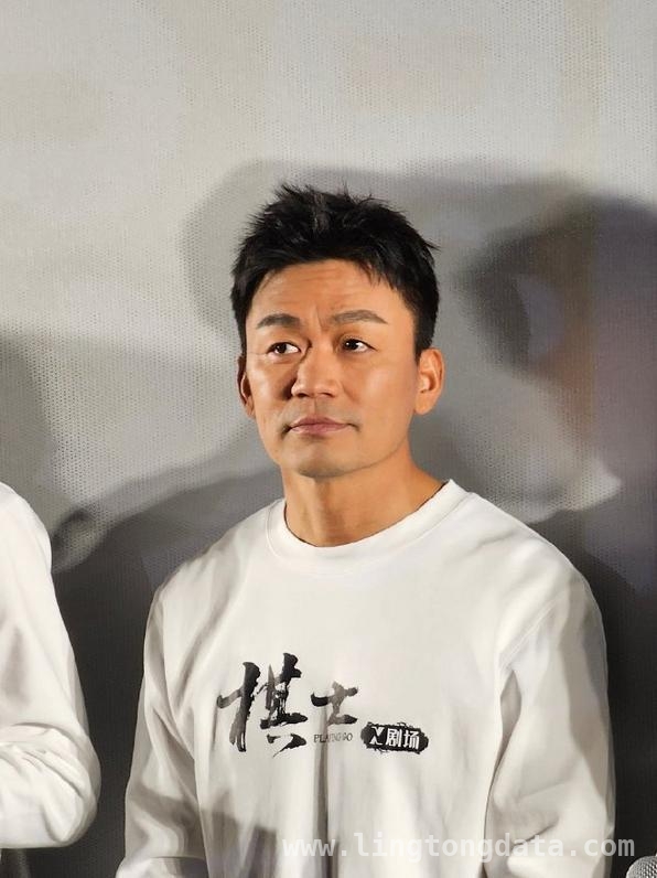 棋士：王宝强李乃文18年情谊碰撞出的演技火花，从许三多到崔业，王宝强撕掉标签的重生之作