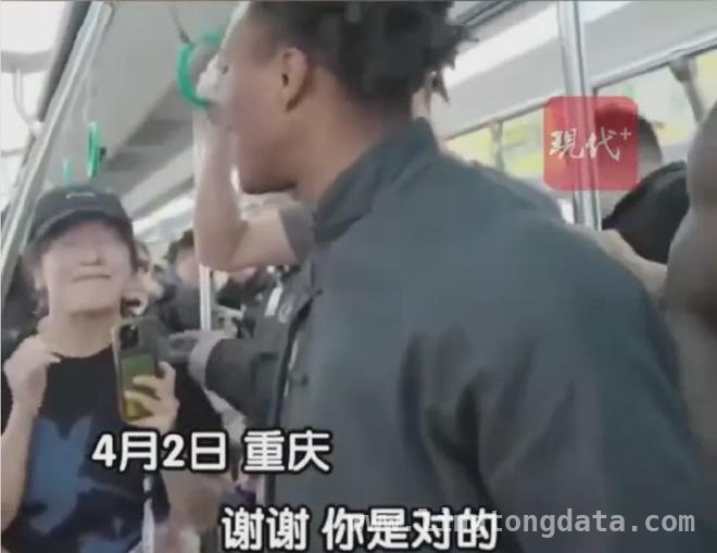 “甲亢哥”中国直播火爆，重庆之行女生提醒成亮点，“甲亢哥”中国游，重庆轻轨事件彰显文明力量