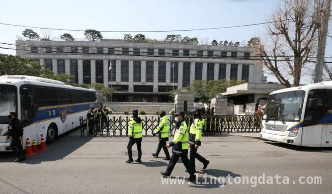 尹锡悦不出庭迎弹劾宣判，韩国政坛走向成谜 韩国尹锡悦弹劾案：漫长审理后，结果即将揭晓！