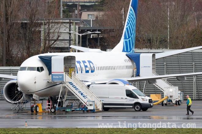 美国联合航空波音737航班起火，联邦航空局展开调查