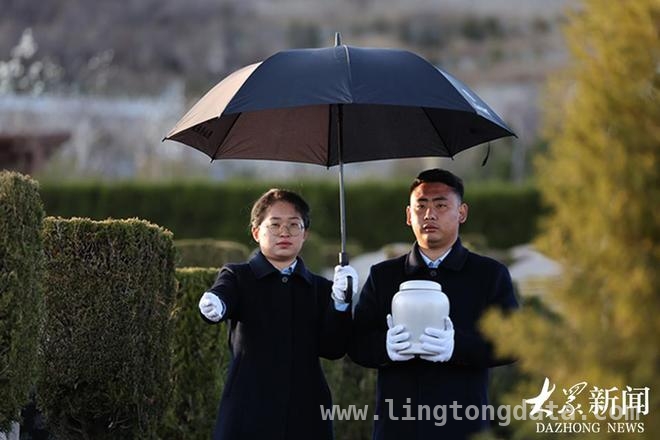 00 后情侣投身殡葬业，打破传统偏见，00 后殡葬情侣：在生死之间书写青春篇章