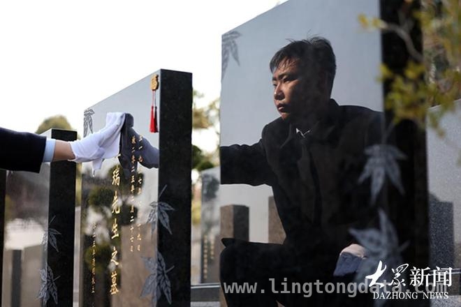 00 后情侣投身殡葬业，打破传统偏见，00 后殡葬情侣：在生死之间书写青春篇章