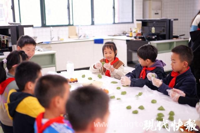 清明时节，南师附小二年级娃以青团为媒传承文化，语文课+清明节，南师附小娃在青团香中感受文化魅力