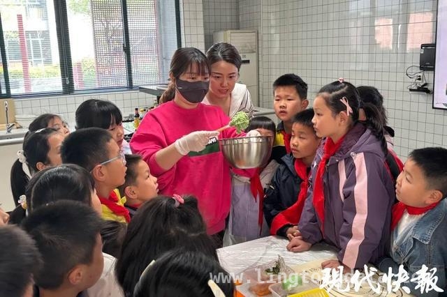 清明时节，南师附小二年级娃以青团为媒传承文化，语文课+清明节，南师附小娃在青团香中感受文化魅力