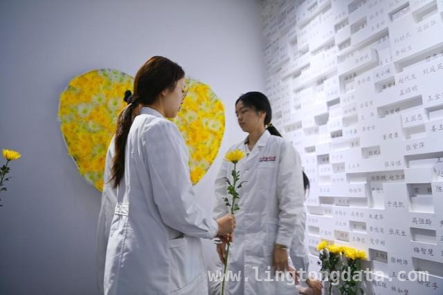致敬“大体老师”：他们的爱让医学之路熠熠生辉 “大体老师”纪念墙：生命意义与医学初心的交融