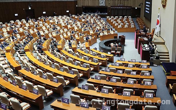 韩国总统更迭不断，法治根基与国际形象受挑战，尹锡悦弹劾余波：内乱审判与大选格局的多重影响