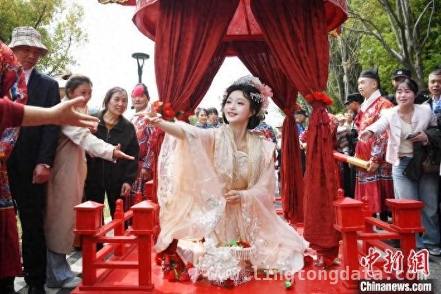 第二十七届含山“轧蚕花”：千年民俗碰撞现代活力 千年“轧蚕花”，湖州善琏开启蚕桑文化新章