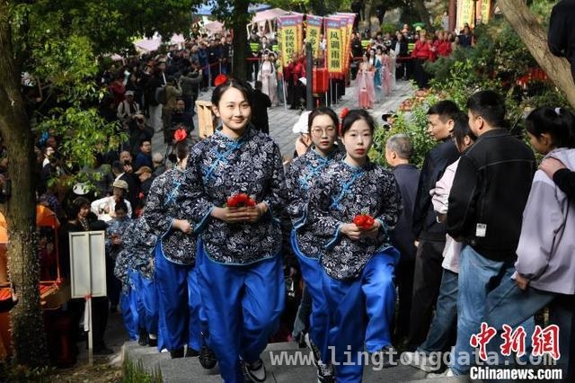 第二十七届含山“轧蚕花”：千年民俗碰撞现代活力 千年“轧蚕花”，湖州善琏开启蚕桑文化新章