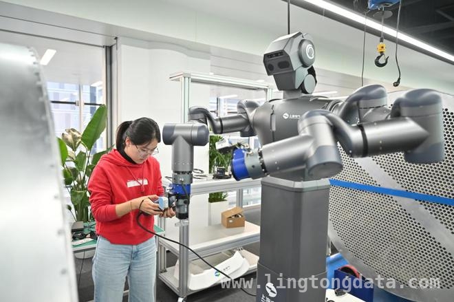 全尺寸通用人形机器人“青龙”：训练基地里的“高光”与成长