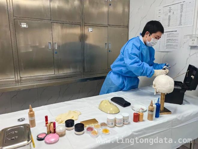 用双手修复尊严，遗体整容师的无声奉献，告别时刻的温柔“画师”：遗体整容师的坚守