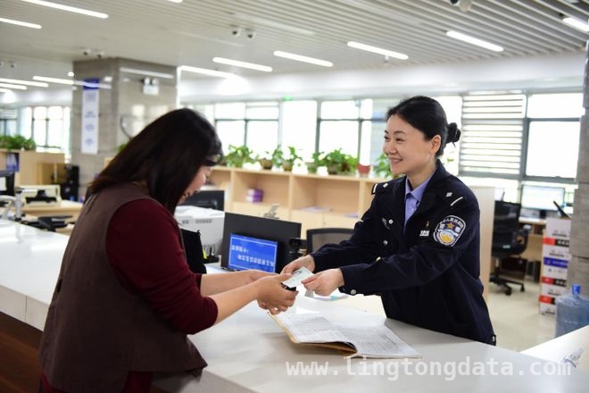 云阳公安出入境窗口：以高效服务提升群众满意度，重庆云阳：“绿色通道”让台胞陈女士快速拿到返台证件