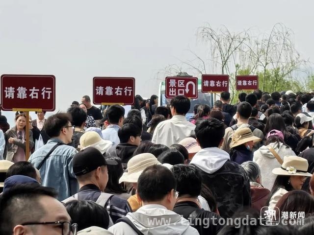 清明假期：景区“人挤人”，高铁热门线路一票难求，清明假期开启，“人潮景区”与“热门高铁圈”共掀旅游热潮