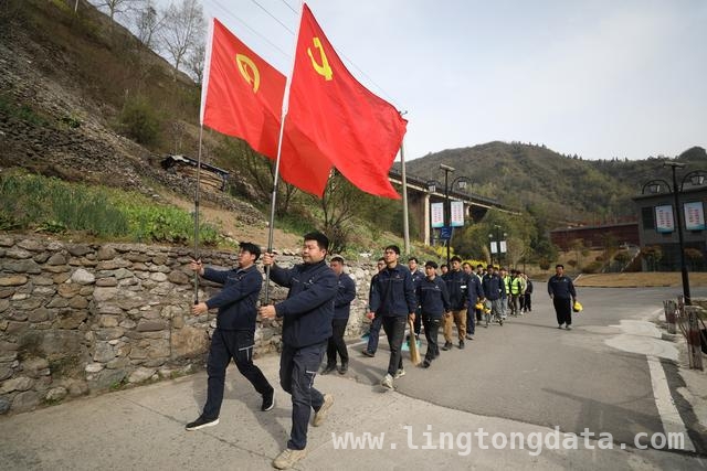 巴山站党团员以行动缅怀筑路先烈，坚守铁路守护使命