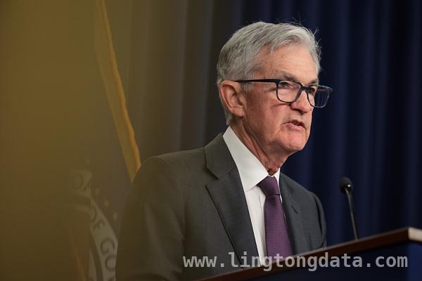 鲍威尔表态美联储或等一等再调政策，特朗普此前施压降息，美联储主席鲍威尔暗示维持降息预期，特朗普公开喊话促降息