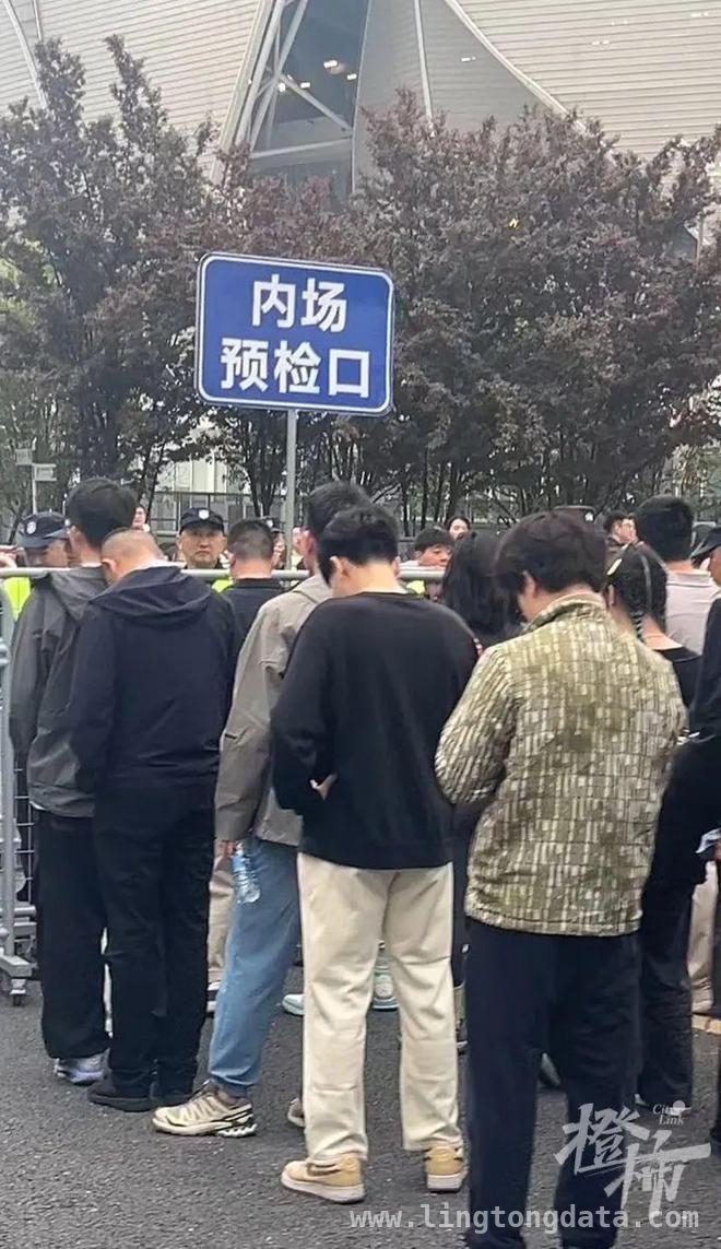 为梦龙苦练英语，杭州演唱会成乐迷狂欢派对