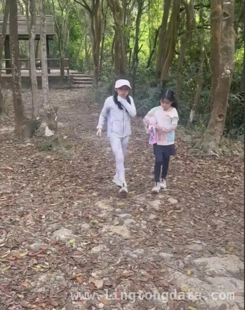 豪门夫妻别样育儿！霍启刚郭晶晶清明登山之旅引热议，郭晶晶霍启刚：豪门里的“自然育儿教科书”